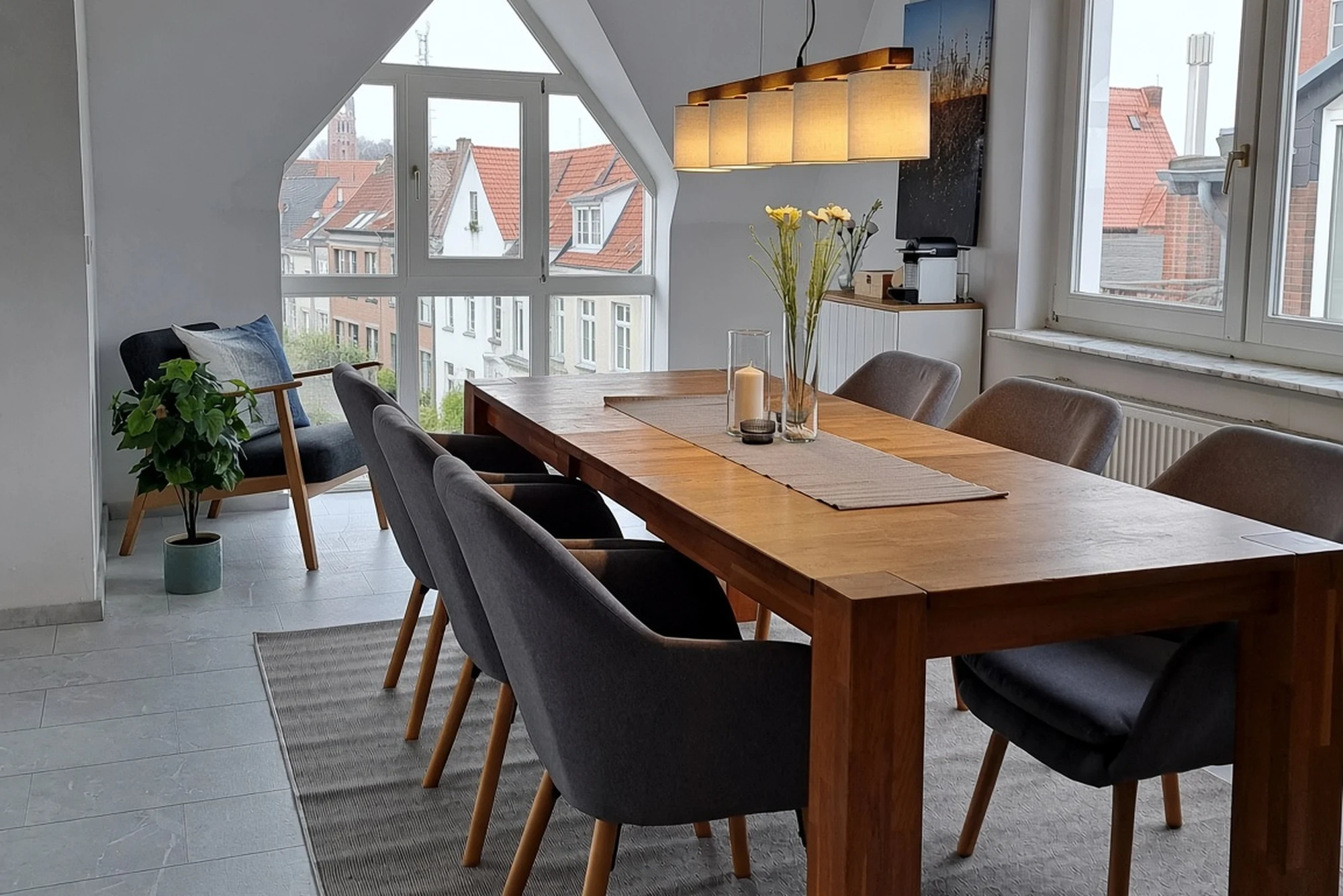 Livora Rooftop – Essbereich unter dem Giebelfenster