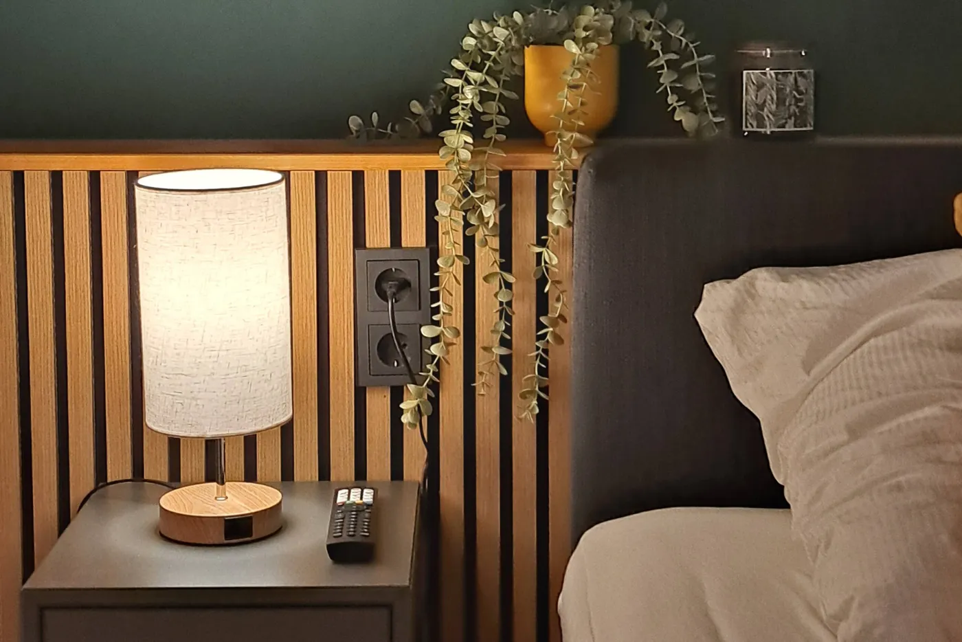Livora Rooftop – bedside table with lamp