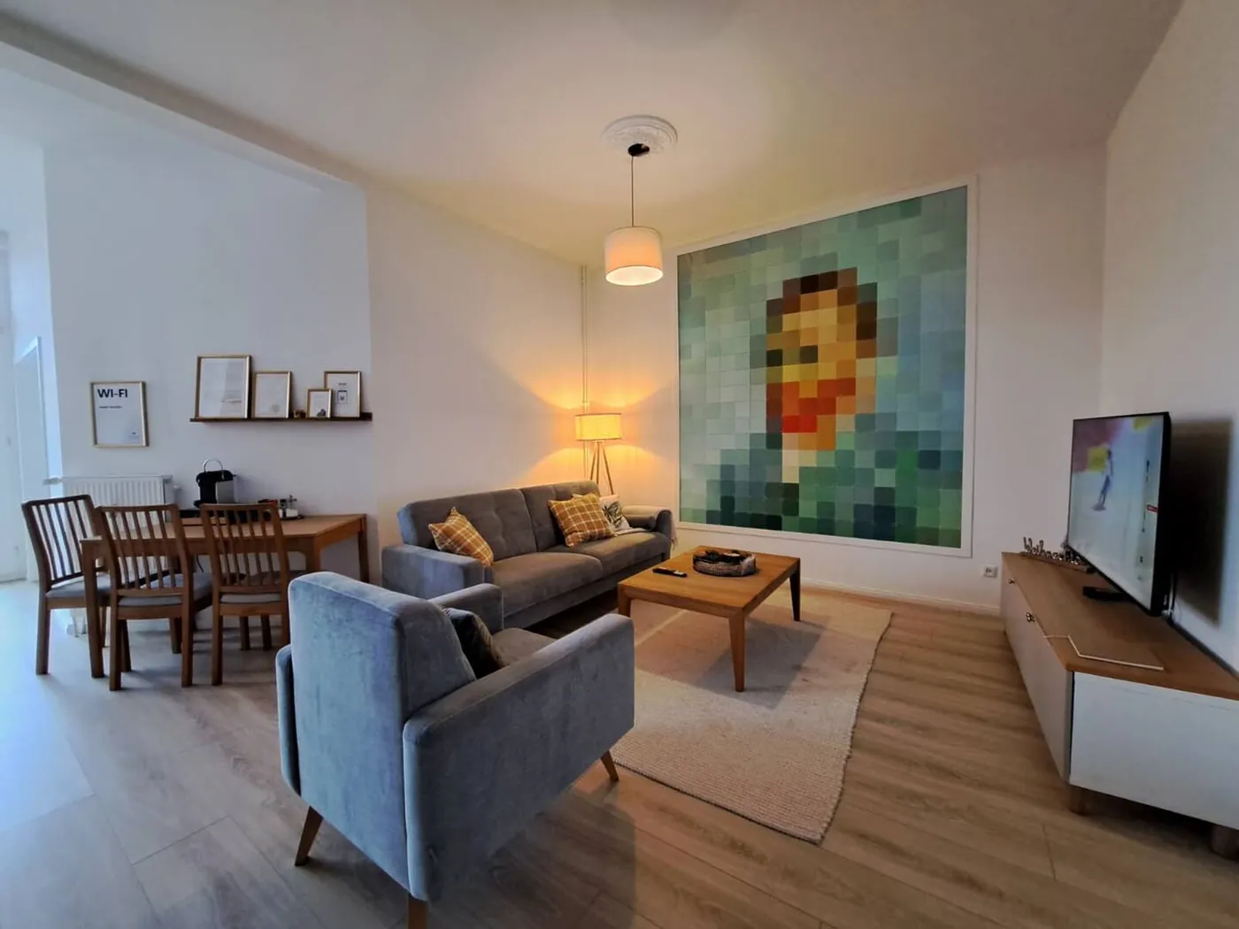 Livora Vincent – Wohn- und Essbereich mit Van-Gogh-Porträt